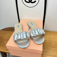 FLAT SLIDE IN SILVER CALFSKIN