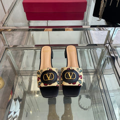 VLTN HIGH HEEL 25S 30 MM IN BEIGE FABRIC AND BLACK LAMBSKIN WITH EMBROIDERED CHERRY MOTIF