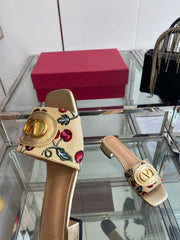 VLTN HIGH HEEL 25S 30 MM IN BEIGE FABRIC AND GOLD LAMBSKIN WITH EMBROIDERED CHERRY MOTIF