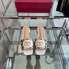 VLTN HIGH HEEL 25S 30 MM IN BEIGE FABRIC AND WHITE LAMBSKIN WITH EMBROIDERED CHERRY MOTIF