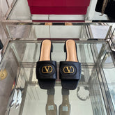 VLTN HIGH HEEL 25S 30 MM IN BLACK LAMBSKIN WITH GOLD HARDWARE