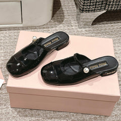 FLAT MULE IN BLACK PATENT CALFSKIN