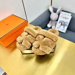 CHYPRE SANDAL IN TORTILLA BROWN SHEARLING