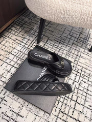 THICK-SOLED THONG SLIPPERS IN BLACK CALFSKIN