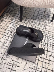 THICK-SOLED THONG SLIPPERS IN BLACK DENIM