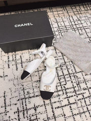 FLAT SLINGBACKS IN WHITE CALFSKIN AND BLACK FABRIC