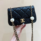 25S CHANEL CROSSBODY HANDBAG 20 IN BLACK LAMBSKIN WITH PEARL CHAIN