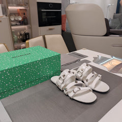 STRAPPY FLAT SANDALS IN WHITE STUDDED WAX-OIL SHEEPSKIN