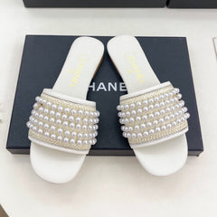FLAT SLIDE IN WHITE CALFSKIN WITH PEARLS