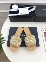 FLAT SLIDE IN FLAX YELLOW CALFSKIN WITH PEARLS