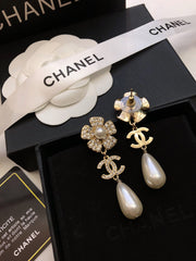 SUNFLOWER DOUBLE C EARRINGS IN GOLD METAL OVAL WHITE PEARLS AND CRYSTAL LOGO