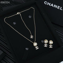 PENDANT NECKLACE IN GOLD TWISTED RIBBED DOUBLE C