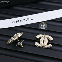 STUD EARRINGS IN GOLD METAL PEARLY WHITE AND CRYSTAL