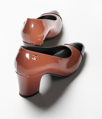 PUMPS LIGHT BROWN BLACK PATENT CALFSKIN
