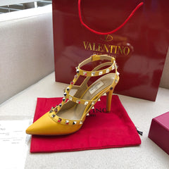 ROCKSTUD GOLDEN YELLOW METALLIC CALFSKIN ANKLE STRAP HIGH SANDAL