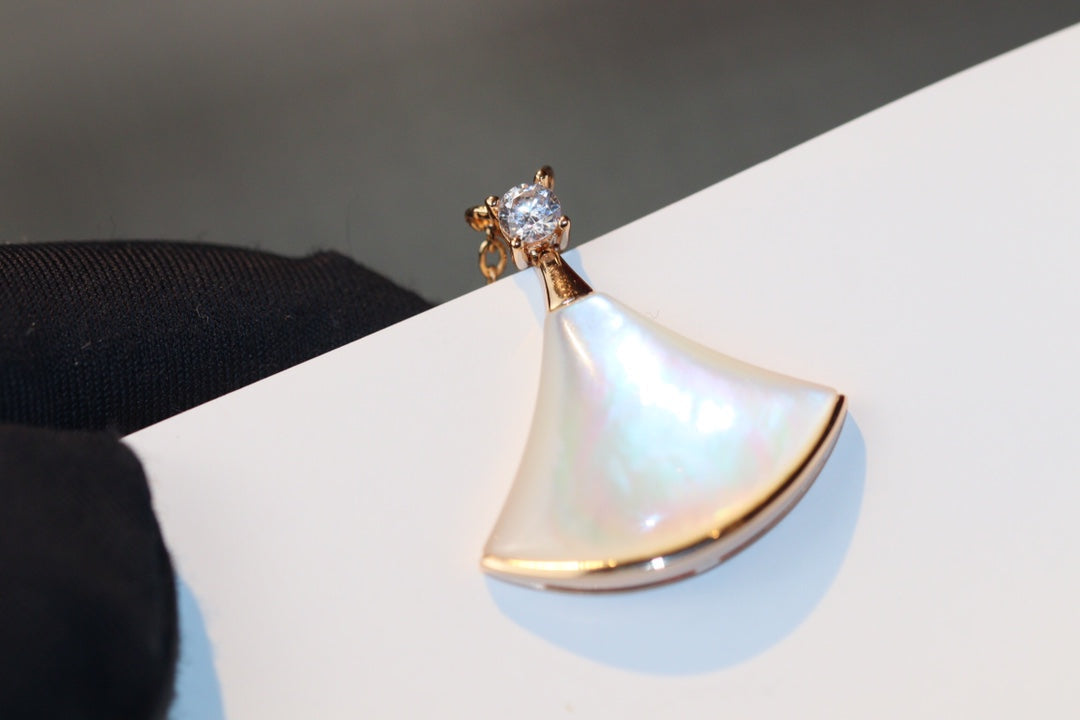 DREAM NECKLACE WHITE MOP 1 DIAMOND