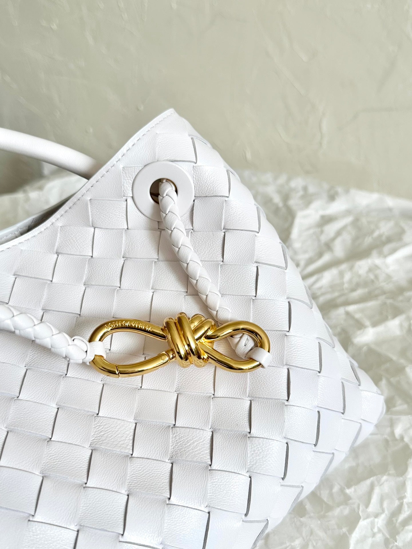 BV SMALL ANDIAMO 25CM WHITE LAMBSKIN