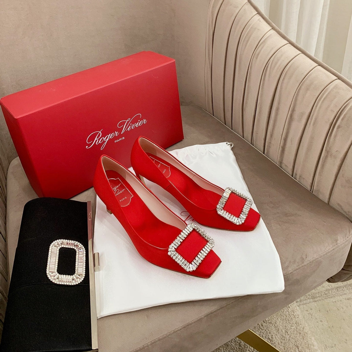 TROMPETTE PUMPS IN RED SILK CRYSTAL BUCKLE