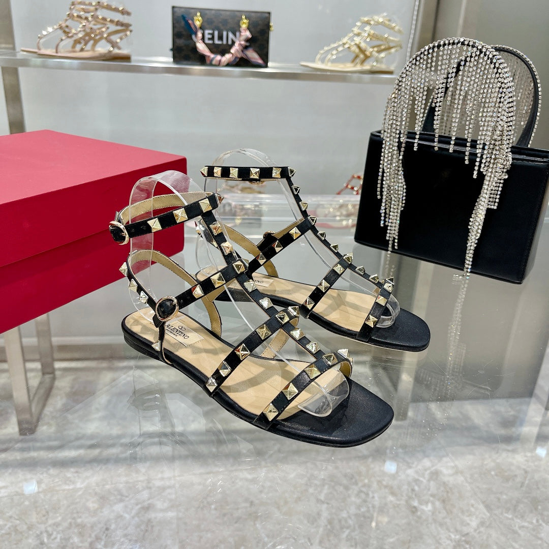 ROCKSTUD SANDAL WITH STRAPS IN BLACK CALFSKIN