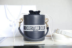 VIBE 18 BUCKET BAG IN BLACK CALFSKIN