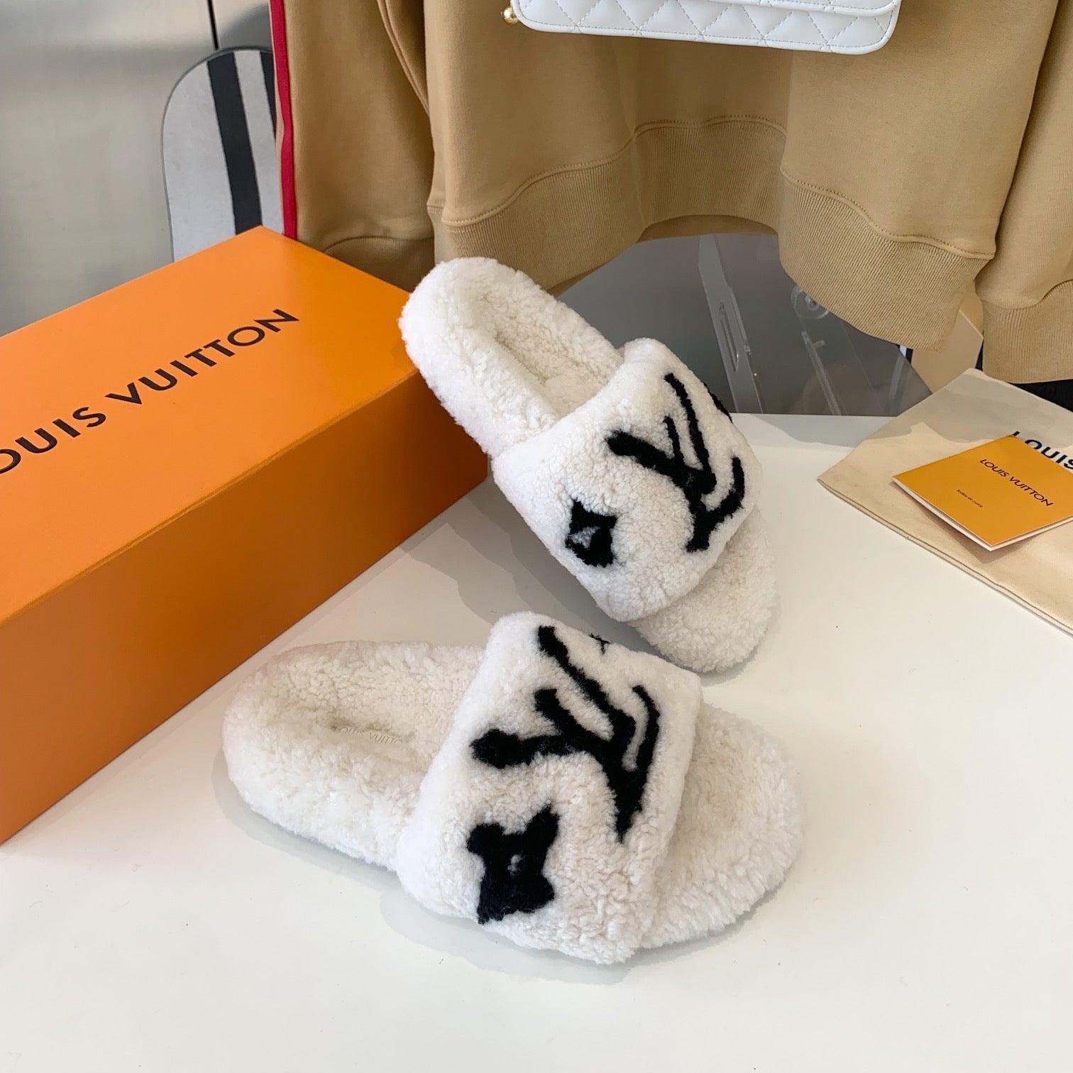 LV WOMEN'S PASEO FLAT SLIPPER IN WHITE FLEECE WITH BLACK LOGO