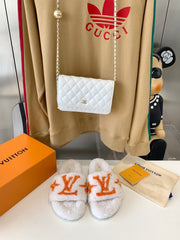 LV WOMEN'S PASEO FLAT SLIPPER IN WHITE FLEECE WITH ORANGE LOGO