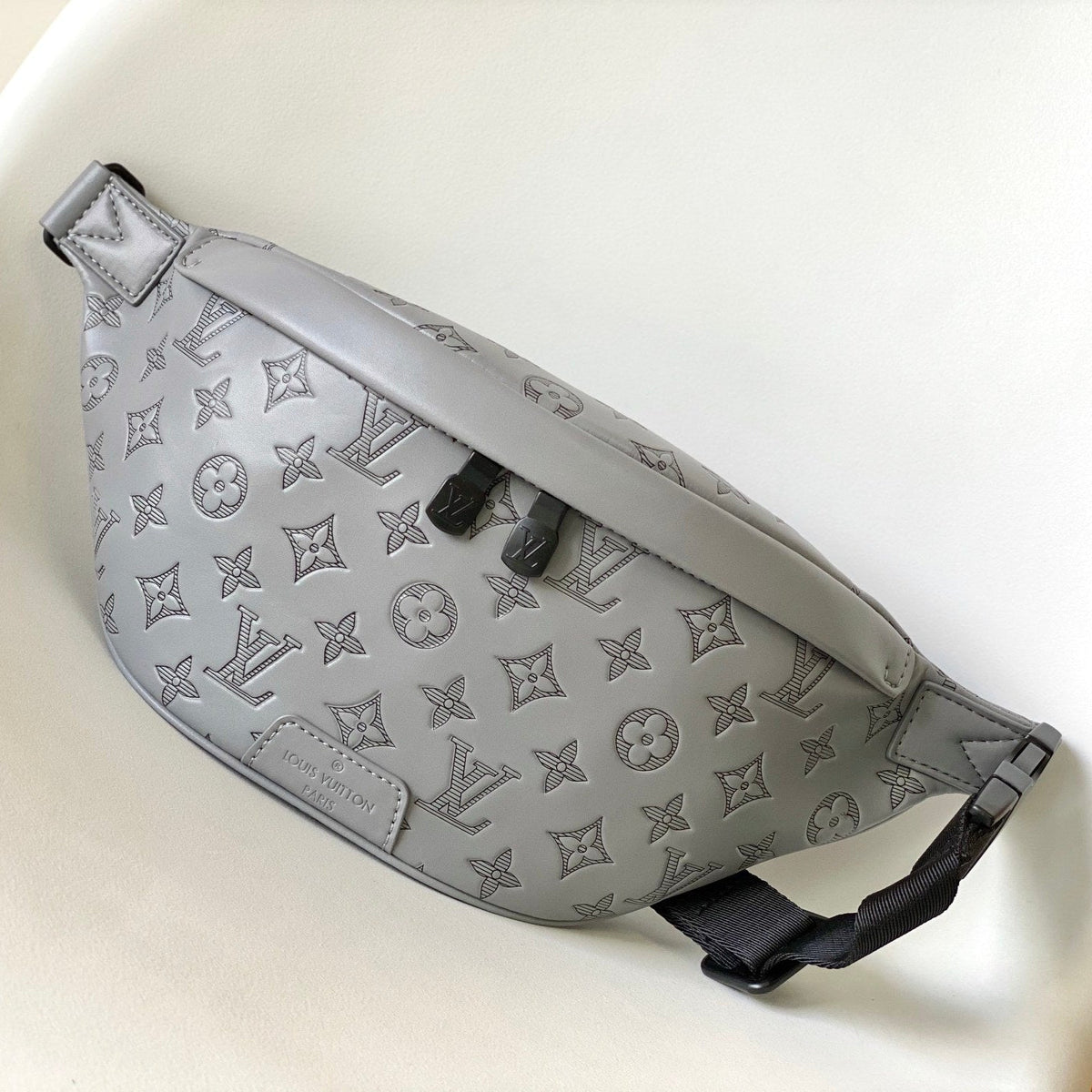 LV 25S DISCOVERY BUMBAG 44 IN TAUPE GRAY EMBOSSED MONOGRAM ECLIPSE CALFSKIN