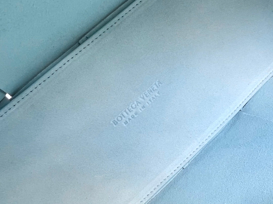 ARCO TOTE 36 IN SKY BLUE CALFSKIN