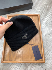BEANIIE HAT IN BLACK WOOL 335039