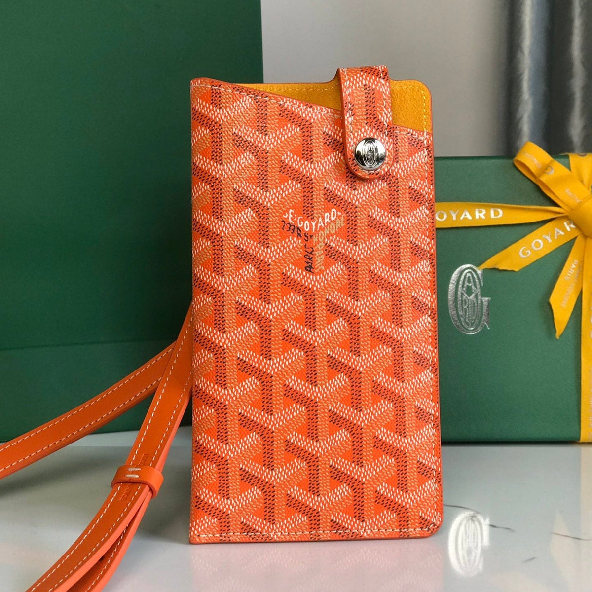 MONTMARTRE GM CASE 18 IN ORANGE GOYARDINE CANVAS