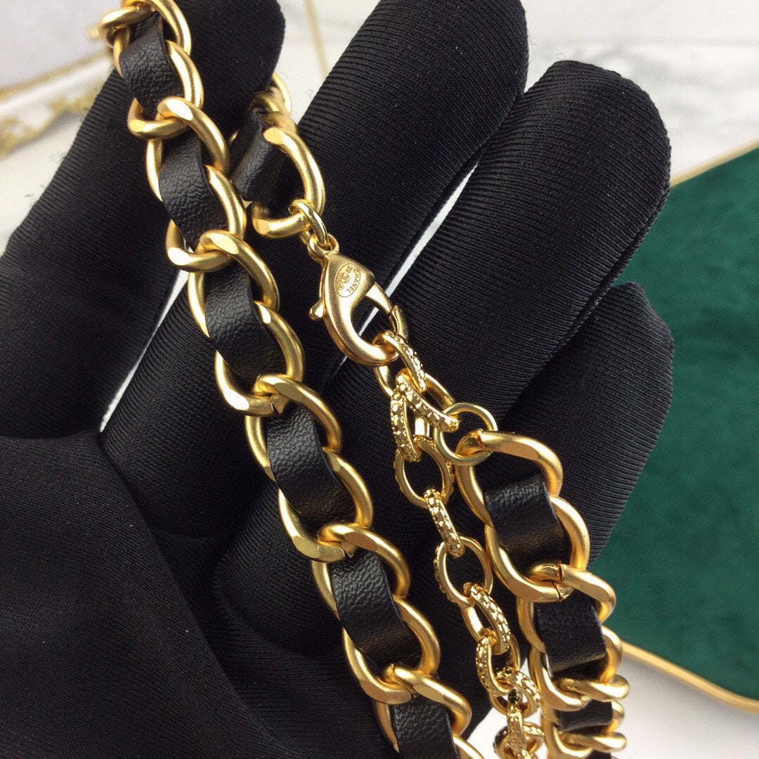 CHANEL 25S CHAIN BELT IN WHITE PEARL AND BLACK CALFSKIN 614403