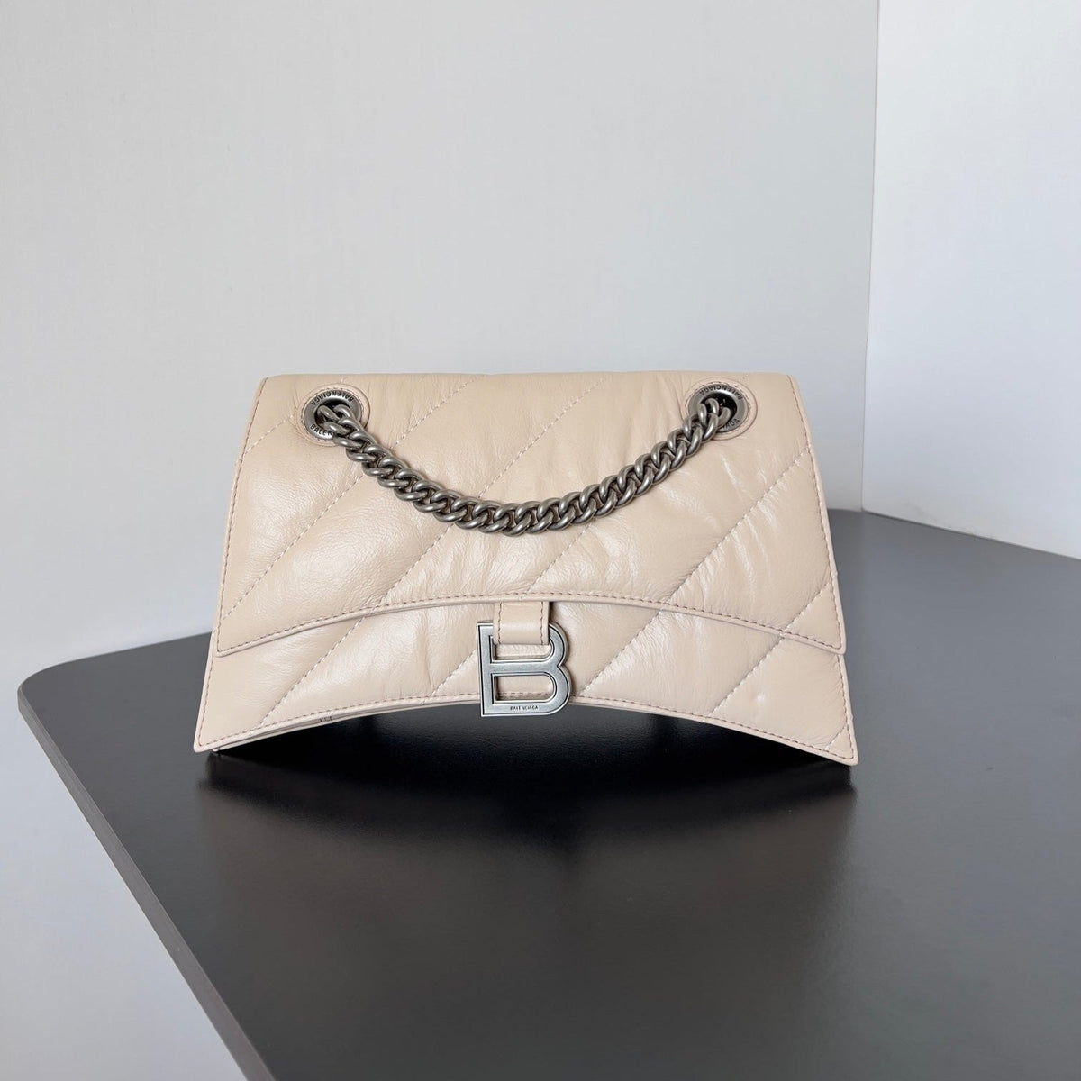 CRUSH CHAINED BAG 25 IN BEIGE QUILTED LAMBSKIN SILVER HARDWARE