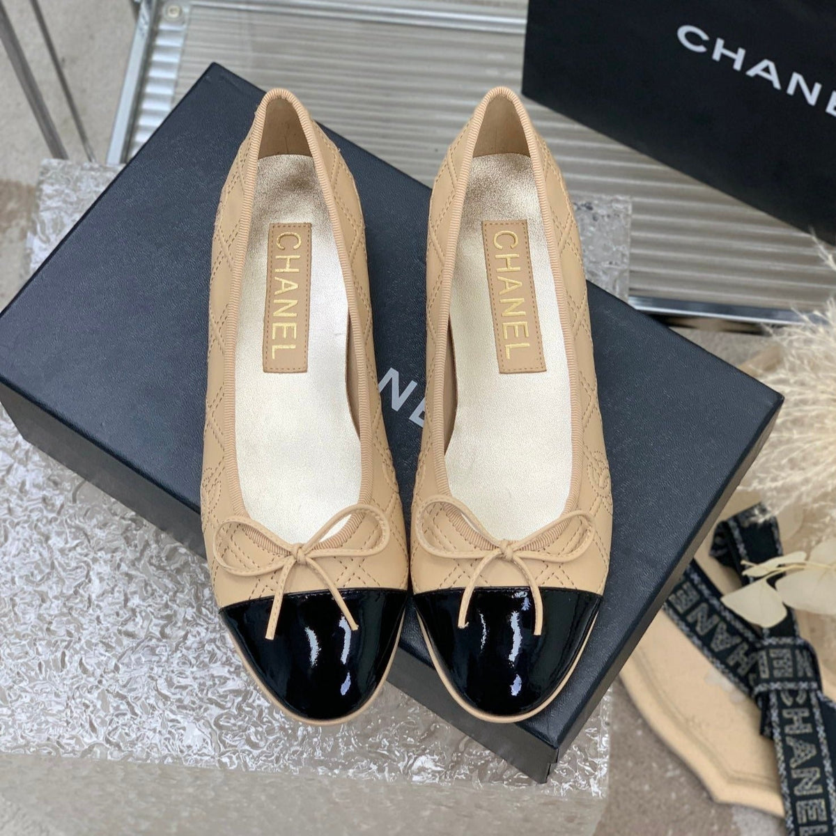 BALLET FLAT GLOSSY BLACK MIX BEIGE LAMBSKIN