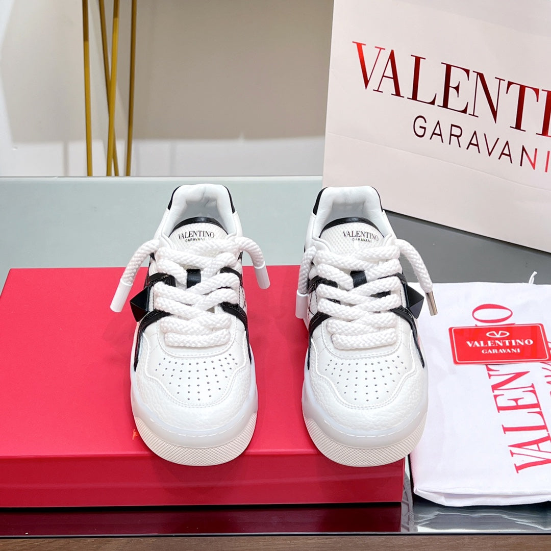 VALENTINO 25S GARAVANI ONE STUD XL PLATFORM SNEAKERS IN WHITE LAMBSKIN AND MESH FABRIC
