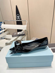 BALLET FLATS POINTED TOE IN BLACK SHINY CALFSKIN ATTACHED FLOWERS