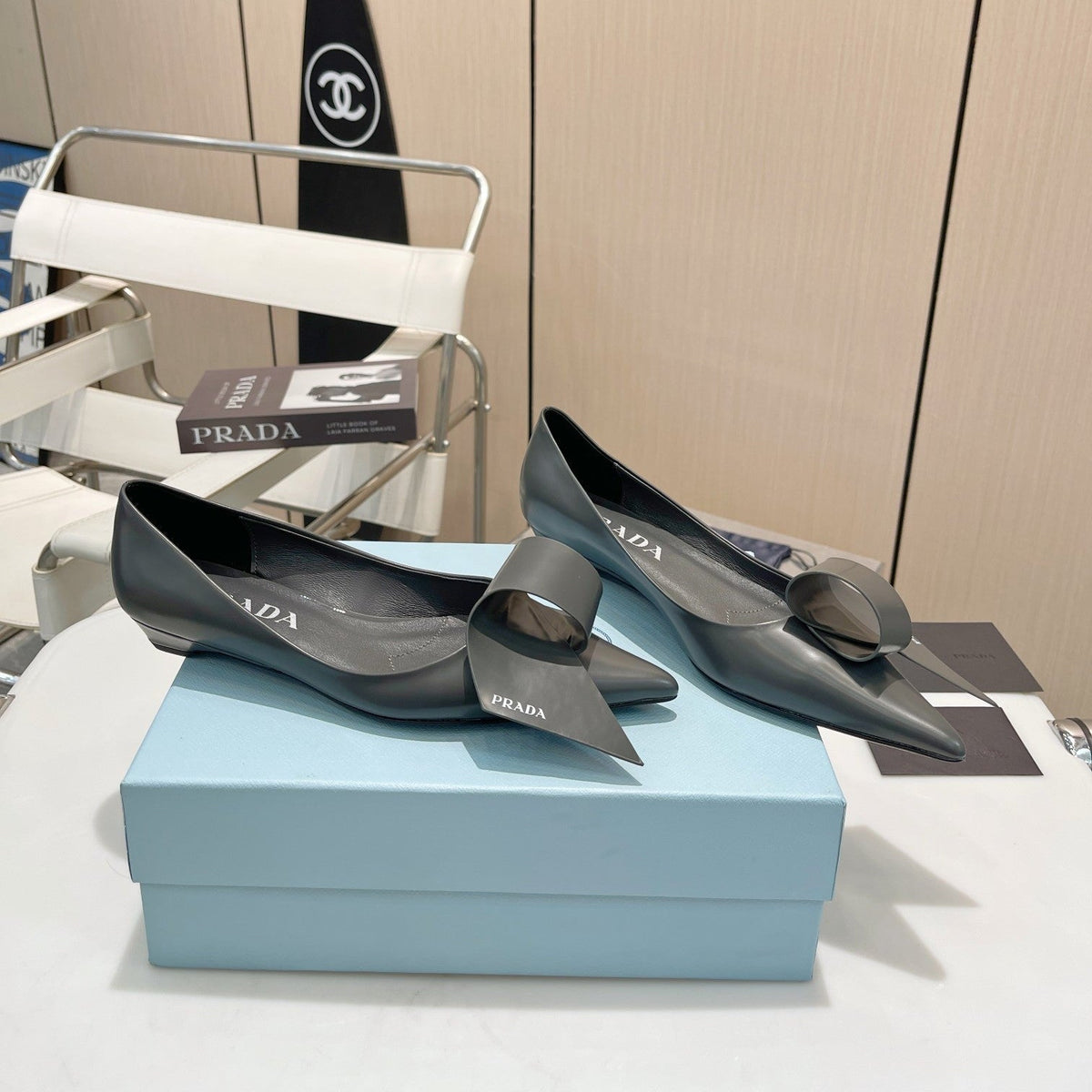 POINTED TOE PUMPS KITTEN HEEL IN GRAY GLOSSY LAMBSKIN WITH BOW