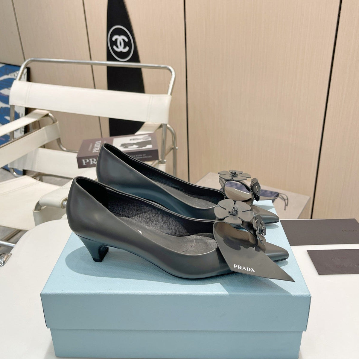 PUMPS KITTEN HEEL IN GRAY SHINY CALFSKIN ATTACHED FLOWERS