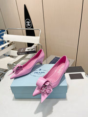 MEDIUM HEEL PUMPS IN PINK PATENT CALFSKIN ATTACHED CREATIVE FLOWERS