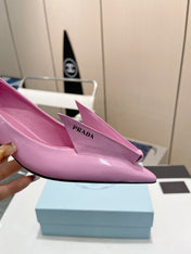KITTEN HEEL PUMPS WITH CREATIVE SHAPE IN PINK GLOSSY LAMBSKIN