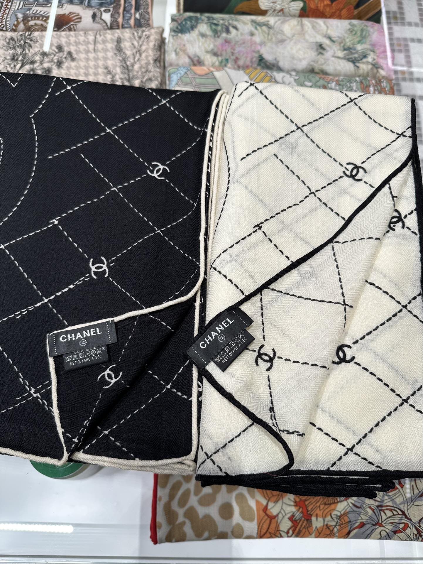 CHANEL 25S SCARF 140 IN SILK WOOL 726479