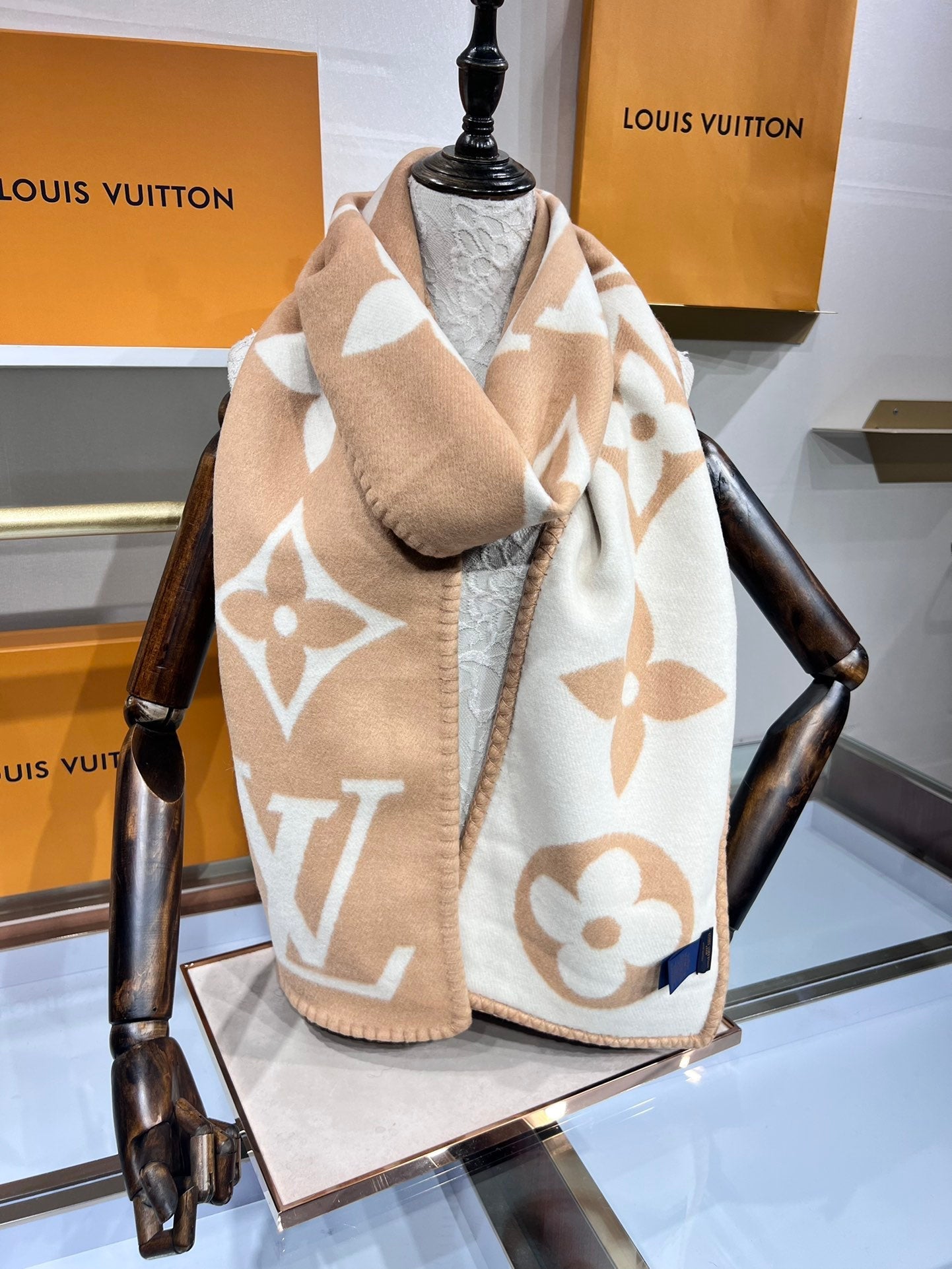 LV SCARF 240 CM IN CASHMERE 737198