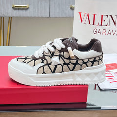 VALENTINO 25S GARAVANI ONE STUD XL PLATFORM SNEAKERS IN WHITE LAMBSKIN AND BEIGE CANVAS