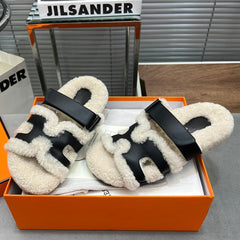CHYPRE SLIPPERS IN BEIGE LAMB WOOL AND BLACK CALFSKIN