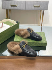 HORSEBIT MULE IN BLACK EMBOSSED CALFSKIN AND LAMB WOOL LINING