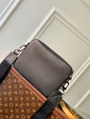 FASTLINE MESSENGER 23.5 IN DARK BROWN PATENT CALFSKIN