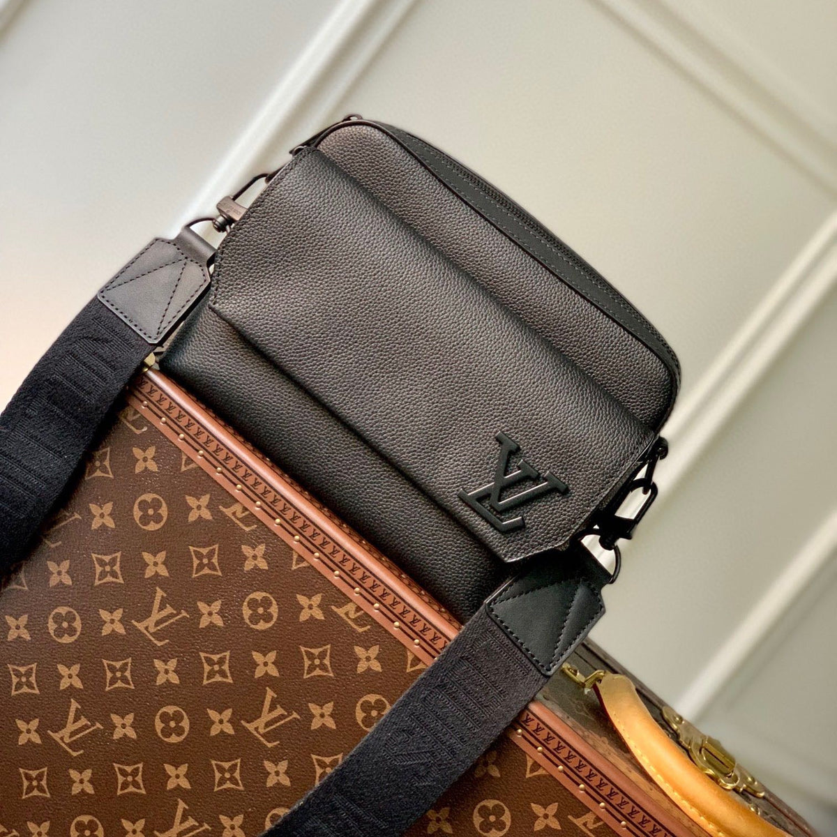 FASTLINE MESSENGER 23.5 IN DARK BROWN PATENT CALFSKIN