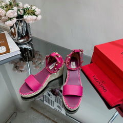 ROCKSTUD WEDGE 85 MM IN DEEP PINK CALFSKIN