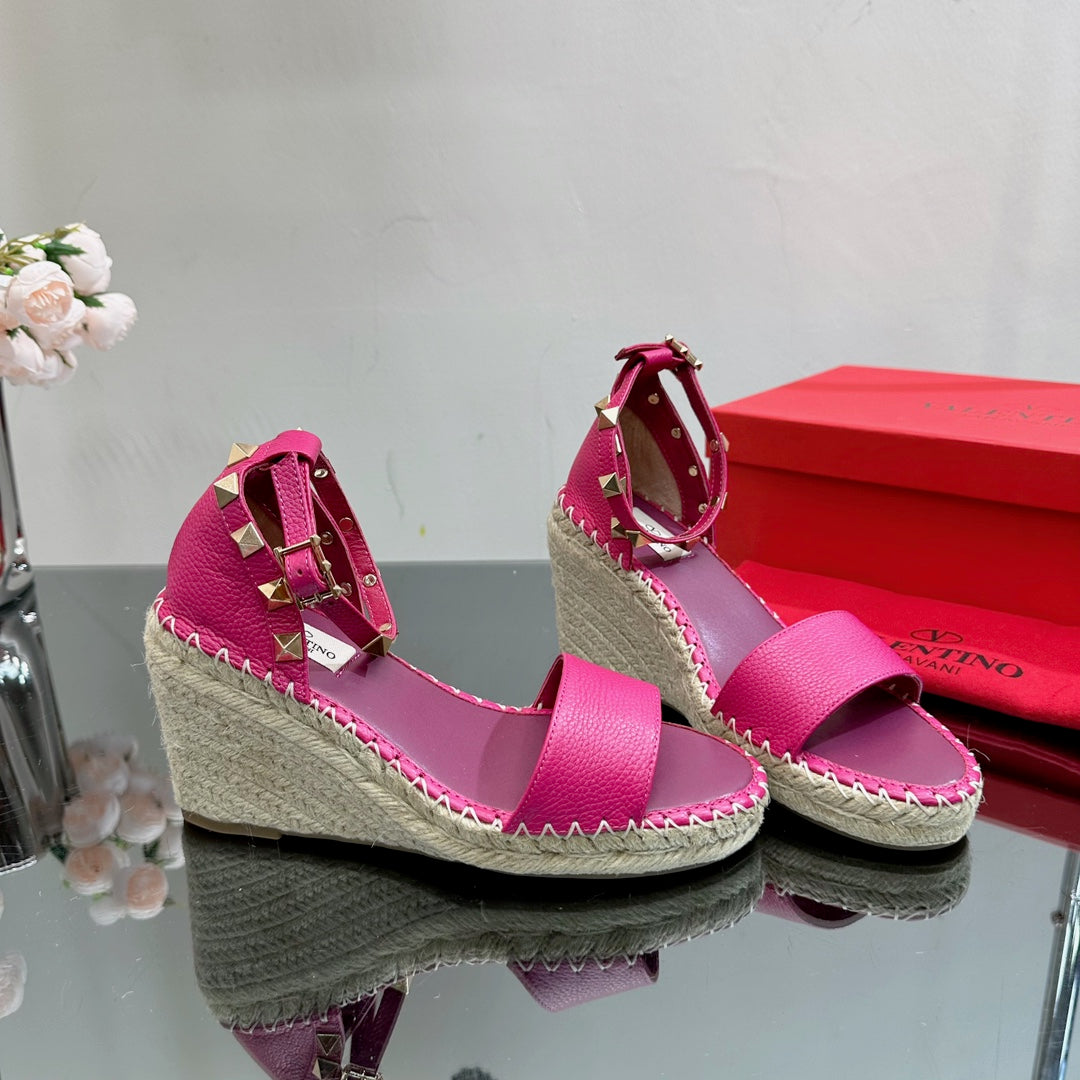 ROCKSTUD WEDGE 85 MM IN DEEP PINK CALFSKIN