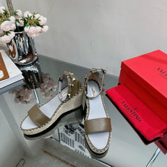 ROCKSTUD WEDGE 85 MM IN MOCHA BROWN CALFSKIN