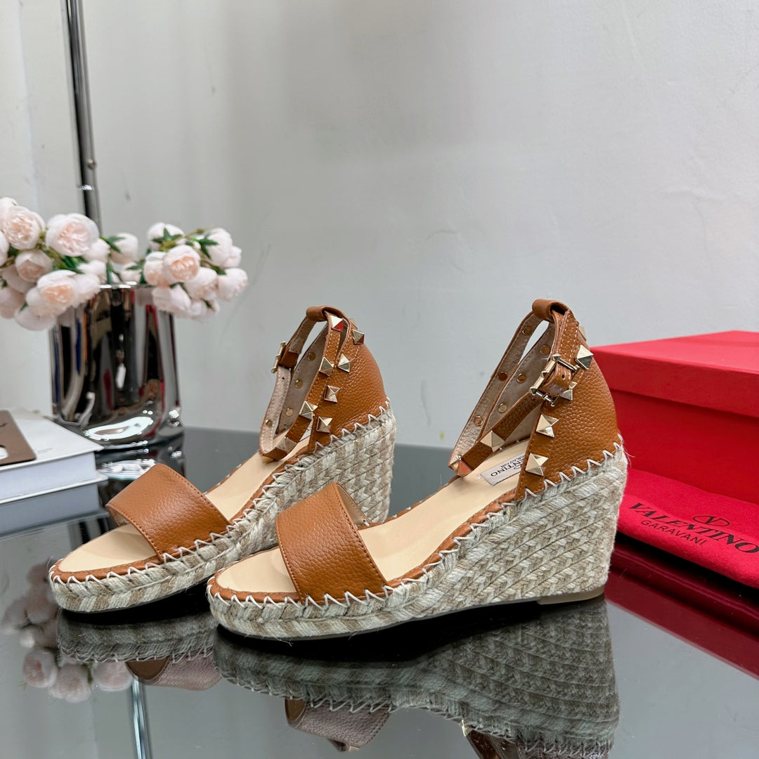 ROCKSTUD WEDGE 85 MM IN BRONZE BROWN CALFSKIN